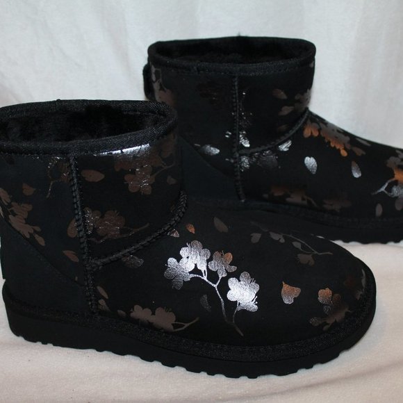 NIB UGG WOMEN'S FLORAL METALLIC‎ MINI SUEDE SHEARLING LINED BOOTS BLACK SILVER - Picture 2 of 8